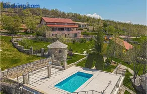Two-Bedroom Holiday Home In Kijevo - Image 1