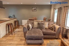 9 Riverside Walk - Image 1
