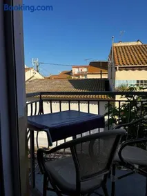 Dans 1 cadre de verdure convivial et relax, idéal mer et centre à 2 pas, jusqu'à 3 chambres triple et privées, parties communes sdb, wc, jardin - Image 4