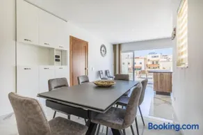 Exclusive 2 Bed Penthouse with pool - by Hostmt - Image 3