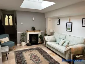 Hollyhocks Holiday Home- 2 bedroomed ground floor apartment sleeps 5 - Image 5