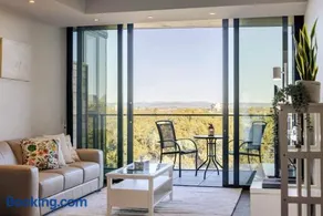 Elegant 2B2B Apt New Acton South w 2 side by side parkings - Image 1