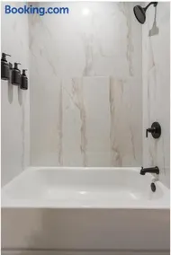 Modern 3BR Apt Near United Center - Image 4