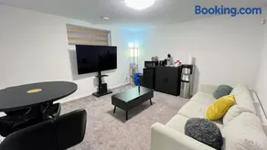 Private luxury Guest Suite in Winnipeg, Separate Entrance and Free Parking - Image 1