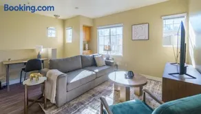 Landing Modern Apartment with Amazing Amenities (ID7986X55) - Image 1