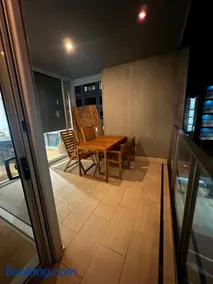 Executive 2B2B Luxury Apartment Barton- 7-10 min walk to PH, M-Oval & Lake BG - Image 4