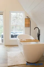 Liv's Treehouse-Honeymoon Suite-Hot Tub - Image 2