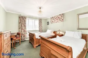 2-Bed Home with Free Parking - 2 min Walk to Bus - Image 1