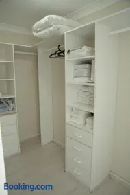 Cozy 3BR Retreat, Ensuite, Wi-Fi - Image 5