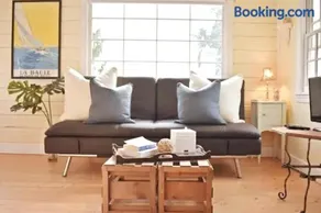 Charming Beach Cottage with Ocean Views & Sauna - Image 3