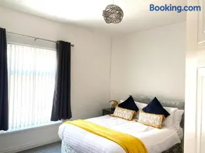 Cosy Cheerful 2 Bedrooms Near Piccadilly, Etihad Stadium Sleeps up to 5 - Image 5