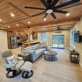 Powder Run - Modern 3BR Basecamp with Hot Tub, AC, EV Charger & Flat Parking - Image 3