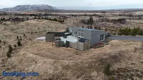 Modern 4BR Holiday Home with Hot Tub and Sauna - Image 1