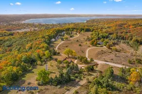 Farmhouse 1918 Grand Retreat for 12 people with Lake Views - Image 2