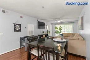 Spacious 4 beds 4 baths Condo Mins to Shands, UF, & DOWNTOWN! - Image 3