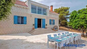 A gorgeous villa on a private property on the island Brač - Image 4