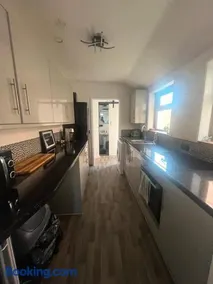 Sleeps up to 8 Free Parking Large Town House 3 Bed, 2 Bathrooms Private Locked Garden In-between Nottingham & Derby Contractor Friendly - Image 5
