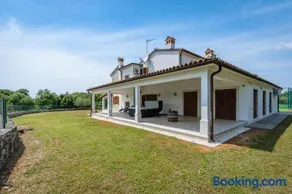 Holiday house Lera Rovinj, with football field, sauna, jacuzzi - Image 2