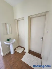Budget Stay With Style 1 Bedroom - Image 4