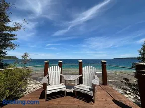 Beeshore Lakehouse Waterfront Bliss and Comfort - Image 1
