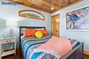 Stunning Mountain Retreat! Packed with Fun! Air Hockey Table! - Two Sisters Chalet - Image 3