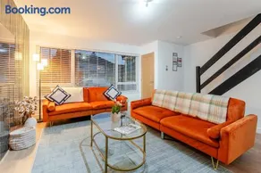 3BR Home Parking & WiFi Manchester with Large Garden - Image 1