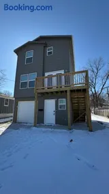 Newly built 3 level home 2 minute drive to UCM - Image 1