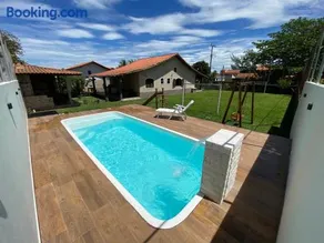 Casa com piscina, ar condicionado, campo de futebol e área gourmet a um quarteirão da lagoa de Praia Seca - Image 1