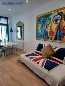 Bagshot High Street shops & restaurants on doorstep Ground Floor Sleeps 4 Free & Permit Parking near PennyHill Spa Ascot Races Wentworth Golf Longcross Film Studios - Image 3