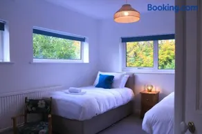 The Laurels - Wifi, Parking, 4 Bedrooms, Gatwick - Image 3