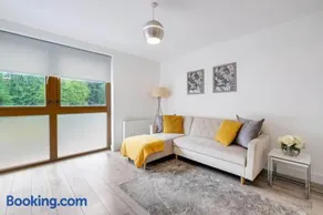 Multiple 2-Bedroom Apartments near Harry Potter Studios - 2-Minute walk to Bushey Station - 20 Minutes to London Euston - Ideal for Families & Business - Free Parking - Image 2