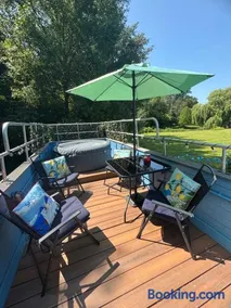 Delightful Converted Double Decker Bus with Hot Tub sleeps 4 - Image 3
