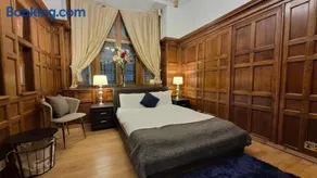 Traditional Victorian West End Apartment - Image 4