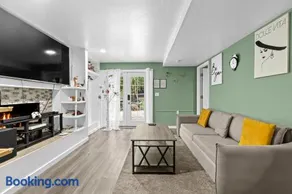 Garden Suite Two Bedroom with Hot Tub Sauna Outdoor kitchen and Game Room - Image 5