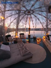 Specatular glass-igloo by the water! - Image 3