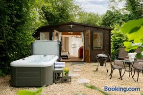 Copperbeech Hut - Romantic Hideaway with a Private Hot Tub - Image 2