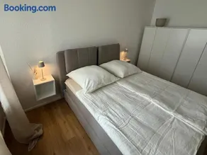 Modernes City Appartment mit Balkon & Parkplatz - Image 2