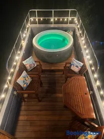 Delightful Converted Double Decker Bus with Hot Tub sleeps 4 - Image 3