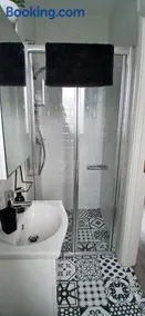 Cozy Double Ensuite Room - Image 4