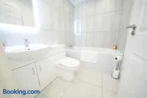 HEATHROW AIRPORT apartments-FREE parking-Free underground to and from Heathrow-30 min central London - Image 5