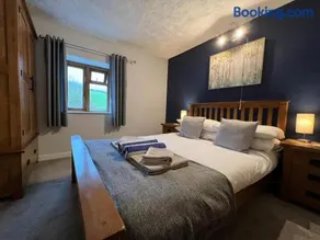 Penuwch Boathouse, Waterside Cottage with indoor Pool, Sauna & Parking - Image 4
