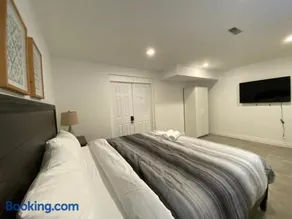 Yorkmills and Bayview !B Spacious and Stylish Private Bdr with Shared Bathroom - Image 2