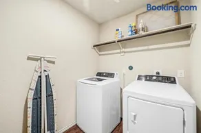 Newhouse/Grill/East houston/Channelview/Baytown/Sleeps 8 - Image 4