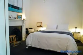 Charming Fitzroy Terrace Walk, Dine & Explore - Image 2