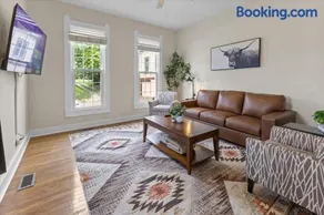 Simple Comfort 1 Bed 1 Bath Near Downtown Indy - Image 1