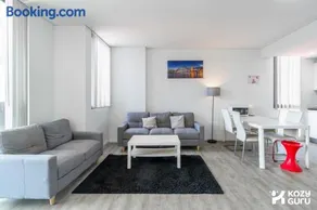 KozyGuru | Rosebery | Stylish Apt with Parking - Image 1