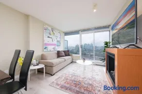 Modern Central Location with Pool Sauna & Jacuzzi - Image 4