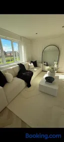 Luxury 3 bedroom house with free parking - Image 2