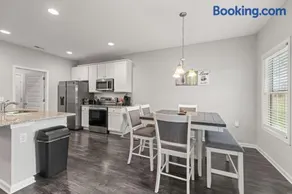 Beautiful and SUPER comfy home! - Image 2