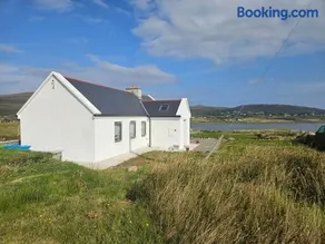 Achill Island Holiday home by the Sea - Idyllic views, Sleeps 6, Full kitchen, Fireplace and Wifi throughout - Image 2
